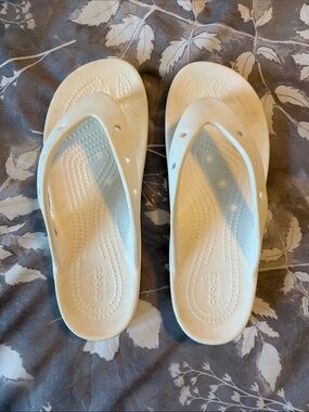 CROCS Women’s White Foam Platform Thong Sandals